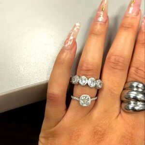 Stunning shiny diamond  wedding ring sz 7